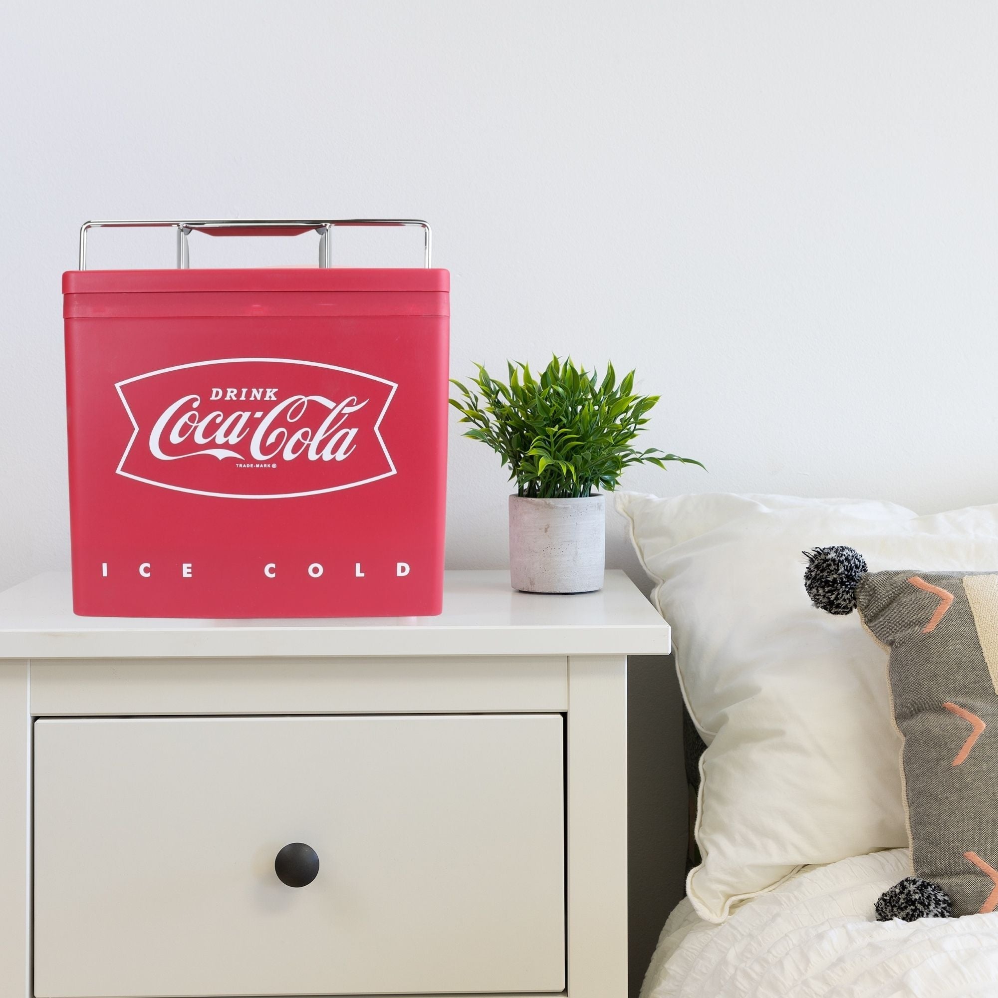 coca-cola-retro-ice-chest-style-electric-cooler-6-can